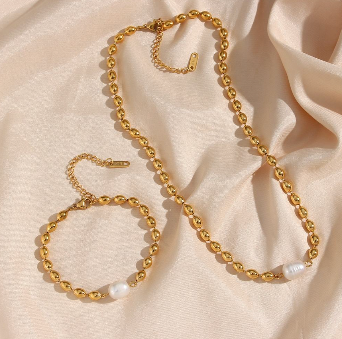 Elegant 18K Gold Pearl Charm Bracelet