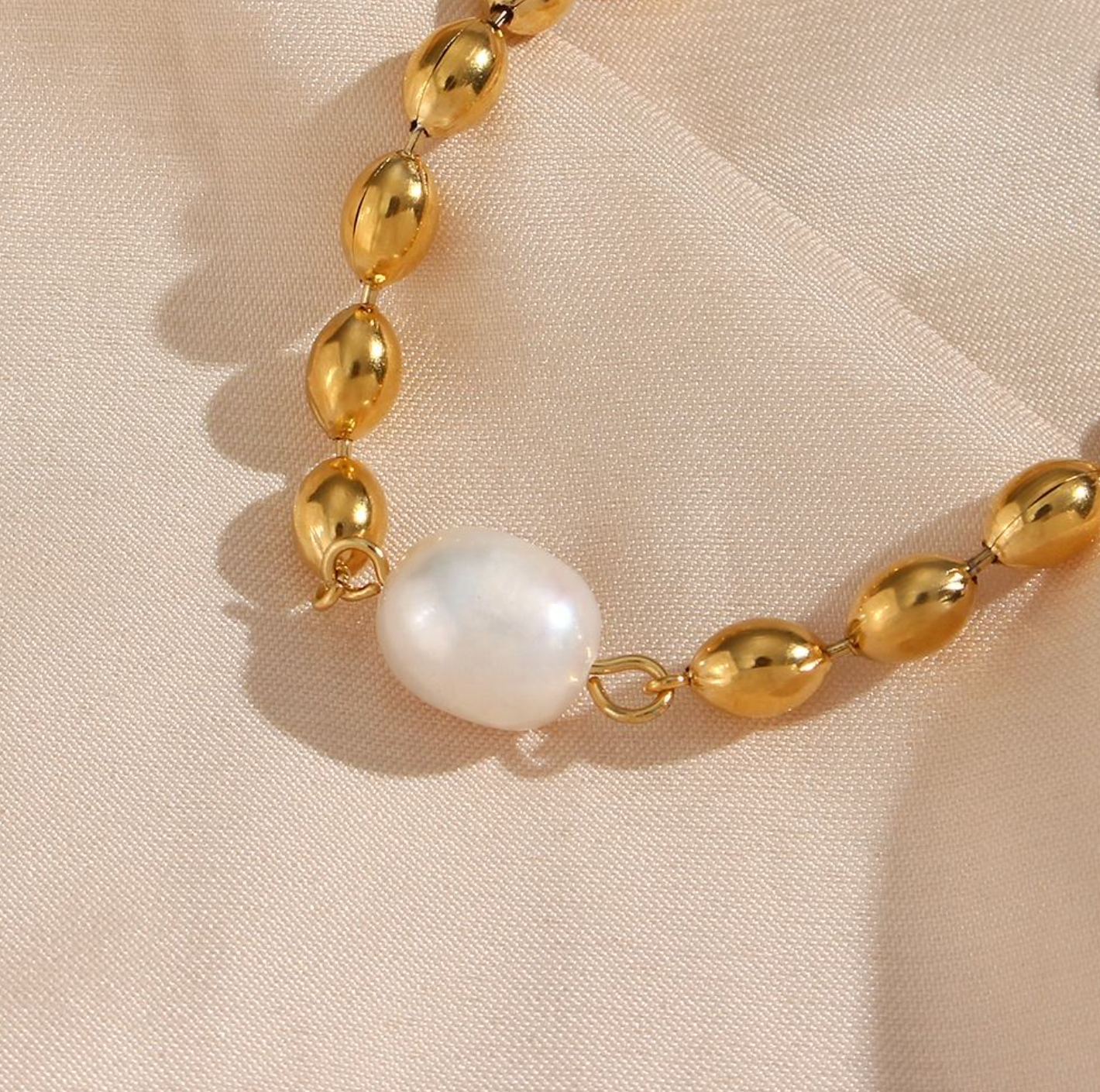 Elegant 18K Gold Pearl Charm Bracelet